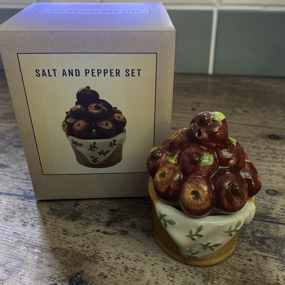 Cracker Barrel Salt And Pepper Shaker Set Red Apples In A Basket